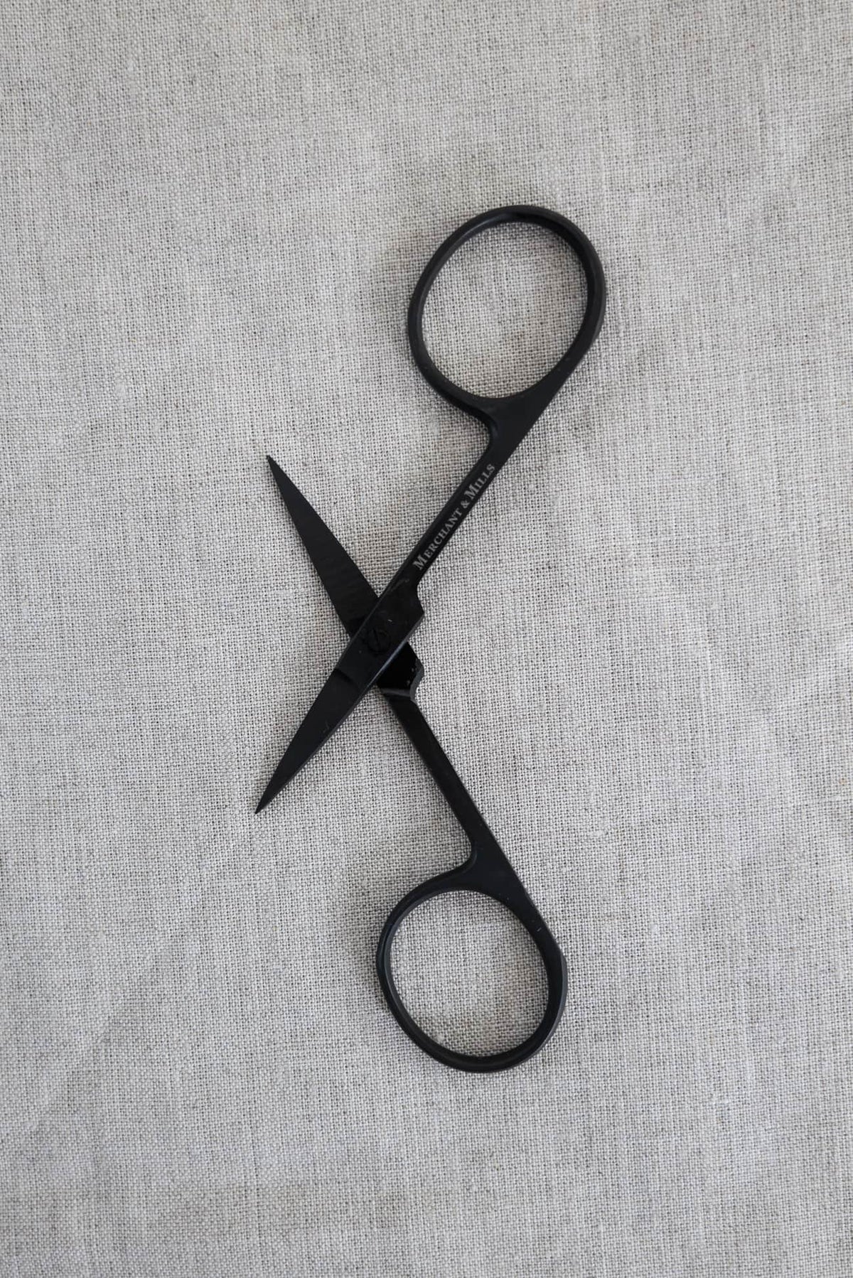Wide Bow Bow Scissors - Marcy Tilton Fabrics